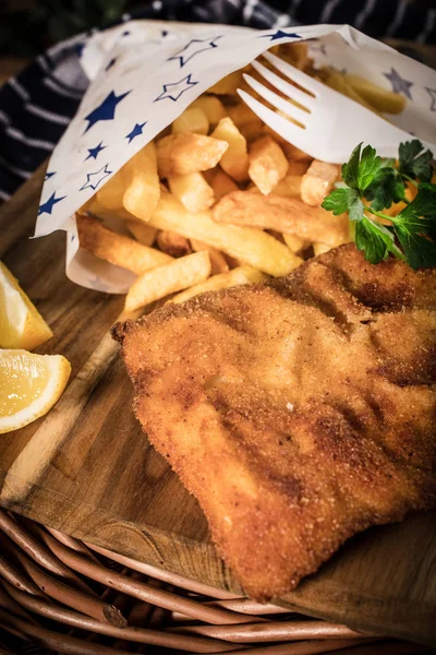 Bir parça kızarmış morina ve patates kızartması..