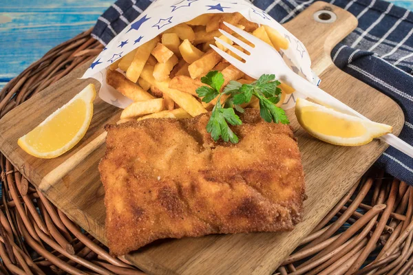 Bir parça kızarmış morina ve patates kızartması..