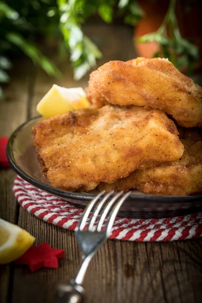 Kızarmış morina dilimleri ve ekmek kırıntıları. Küçük alan derinliği.