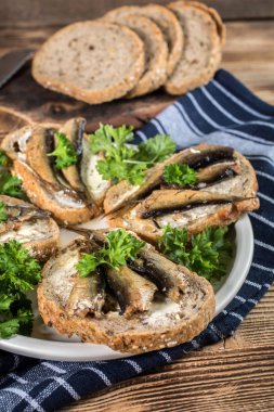 Tahta masadaki lahanalı sandviç..