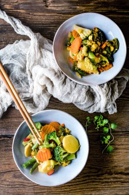 Ahşap masa üzerinde seramik kase sebze komposto.