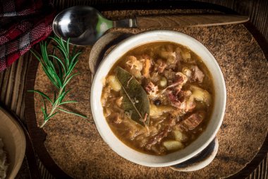 Geleneksel Rus ekşi lahana çorbası.