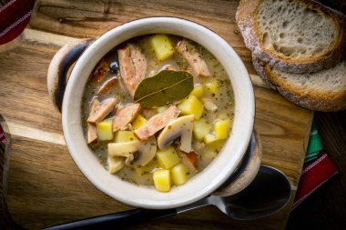 Çavdar unundan yapılmış ekşi çorba. Seçici odak.