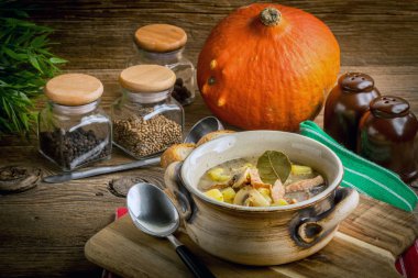 Çavdar unundan yapılmış ekşi çorba. Seçici odak.