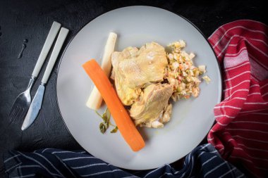 Pişmiş tavuk etli sebze. Yukarıdan görüntülemek.