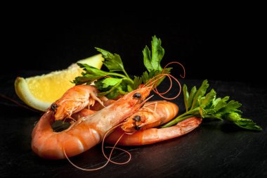 Karides taş tabakta yemek için. Seçici odak.