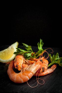 Karides taş tabakta yemek için. Seçici odak.