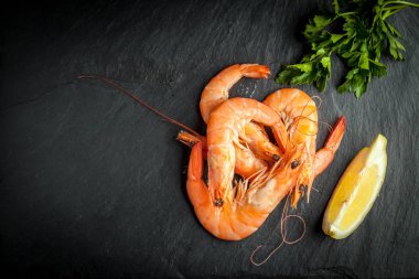 Karides taş tabakta yemek için. Kopya alanı.