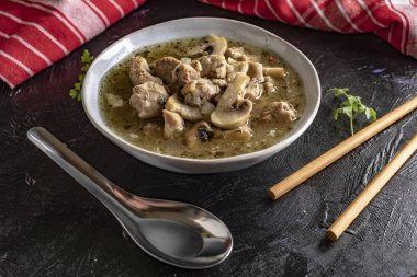 Domuz eti ve kase mantar çorbası.