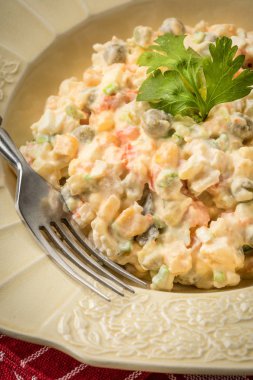 Mayonezli sebzeli geleneksel salata.. 