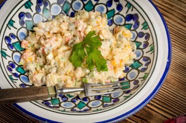 Mayonezli sebzeli geleneksel salata.. 