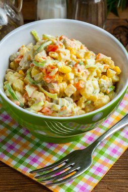 Patates, mısır, havuç, yumurta ve mayonezli salata. Sığ alan derinliği.