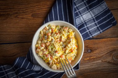 Patates, Mısır, havuç, yumurta ve ahşap masa üzerinde mayonez salatası. Sığ derinlik-in tarla. Üstten Görünüm.