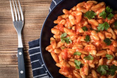 Cavatelli taze domates soslu makarna. İtalyan mutfağı.