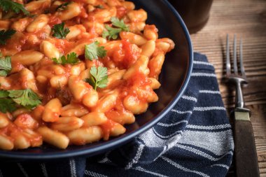 Cavatelli taze domates soslu makarna. İtalyan mutfağı.