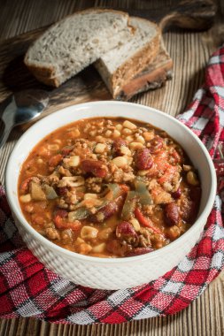 Kavanozda Meksika biberi. Seçici odak.