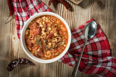 Kavanozda Meksika biberi. Seçici odak.