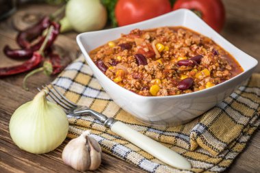 Bir kase Chili con carne. Meksika mutfağının geleneksel çanak.