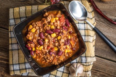 Bir kase Chili con carne. Meksika mutfağının geleneksel çanak. Üstten Görünüm.