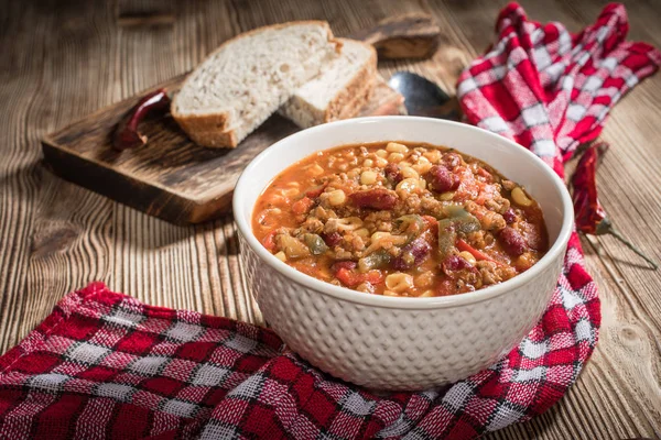 Kavanozda Meksika biberi. Seçici odak.