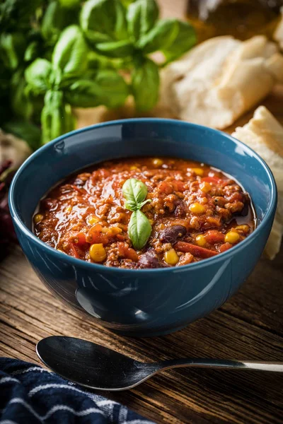 Kavanozda Meksika biberi. Seçici odak.