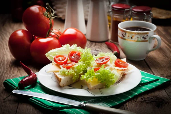 Sandwich Tostadas Fritas Con Queso Lechuga Tomate Enfoque Selectivo —  Fotos de Stock