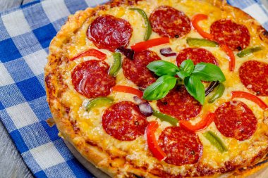 Pepperoni Pizza. Taze ev yapımı pizza. Seçici odak.