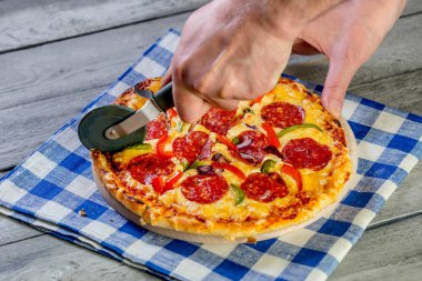 Biberli pizza kesim özel bıçakla dilimlenmiş.