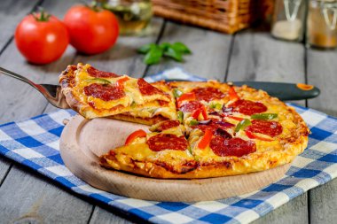 Pizza pepperonisi parçalara ayrılmış. Seçici odak.