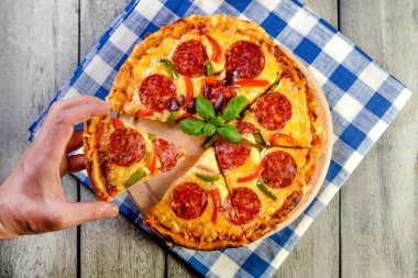 Pizza pepperonisi parçalara ayrılmış. Seçici odak.