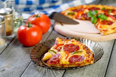 Pizza pepperonisi parçalara ayrılmış. Seçici odak.