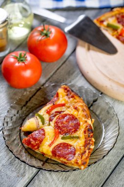 Pizza pepperonisi parçalara ayrılmış. Seçici odak.