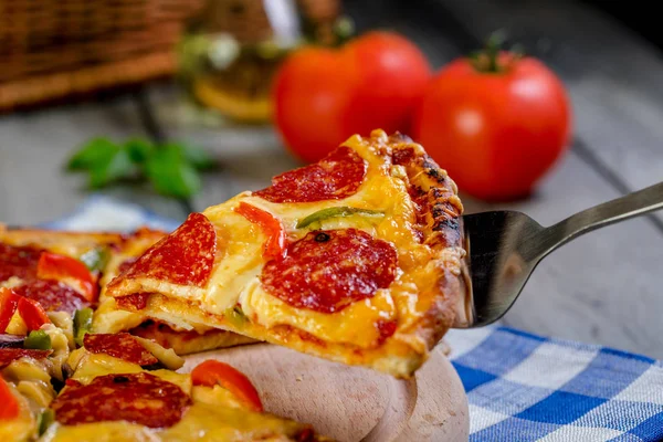 Pizza pepperonisi parçalara ayrılmış. Seçici odak.