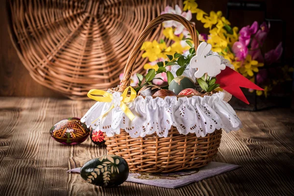 Traditional Easter Basket Colored Eggs Wooden Table — Stock Photo, Image