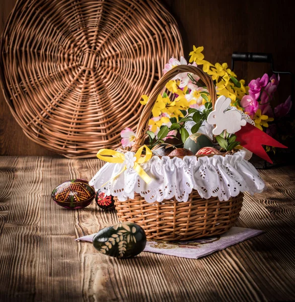 Panier Traditionnel Pâques Avec Des Œufs Colorés Sur Table Bois — Photo