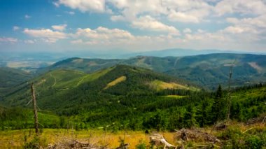 Zaman aralıklı çekim - bulutlar Beskid dağlar üzerinde. Batı Karpatlar, Polonya.