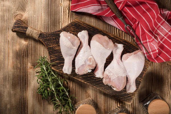 Raw Chicken Legs Marinade Ingredients Kitchen Board Top View — Stock Photo, Image