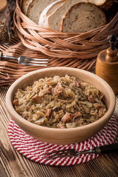 Bigos 肉と煮込みキャベツ 乾燥キノコとスモークソーセージ 伝統的な研磨料理 — ストック写真