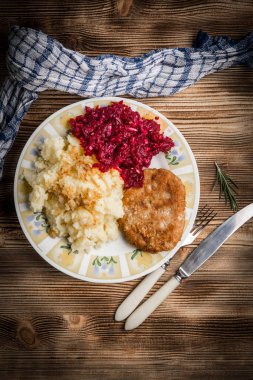 Lezzetli yemek: Domuz pirzola kıyma ile haşlanmış patates ve kırmızı pancar ile servis edilir.