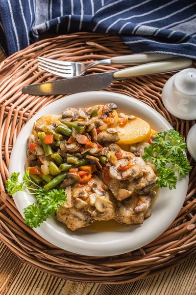 Filé Frango Com Legumes Cozidos Uma Placa Branca — Fotografia de Stock