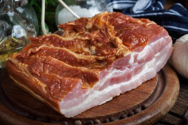 Doğrama tahtasındaki çiğ pastırma. Seçici odak.