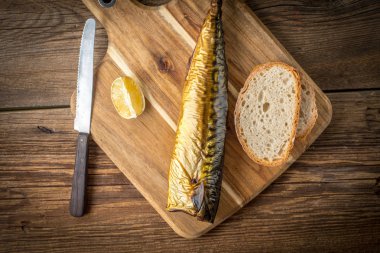 Tütsülenmiş uskumru ve ekmek..