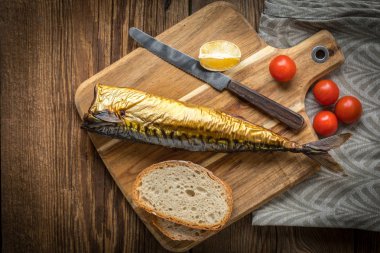 Tütsülenmiş uskumru ve ekmek..