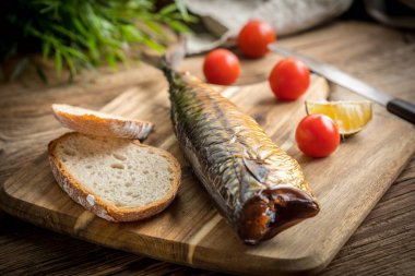 Tütsülenmiş uskumru ve ekmek..