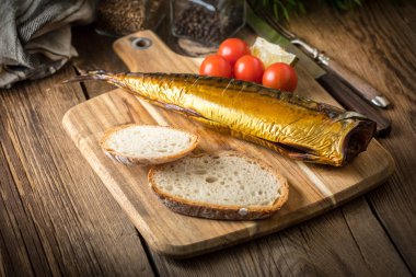 Tütsülenmiş uskumru ve ekmek..