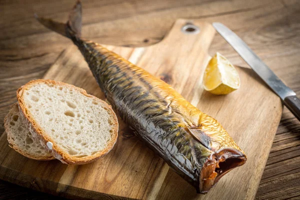 Tütsülenmiş uskumru ve ekmek..