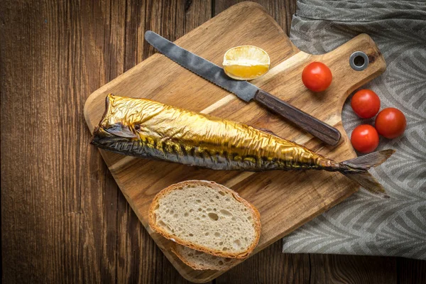 Tütsülenmiş uskumru ve ekmek..