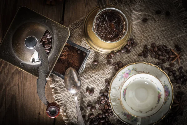 Türkischer Kaffee Kupferkaffeekanne Auf Holzgrund — Stockfoto