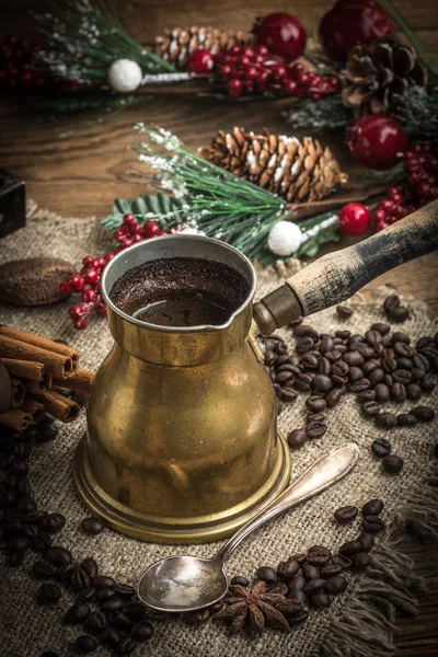 Türkischer Kaffee Kupferkaffeekanne Auf Holzgrund — Stockfoto