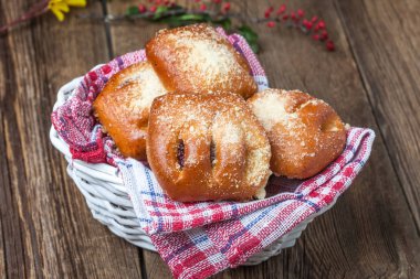 Ahşap bir masa üzerinde meyveleri ile buns. Sığ derinlik-in tarla.